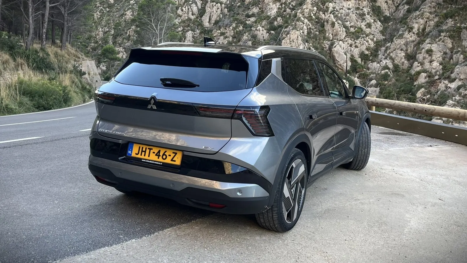 Das Heck mit neu gestalteter Lichtgrafik und Mitsubishi-Logo wirkt breiter und moderner als beim Renault Scénic E-Tech.